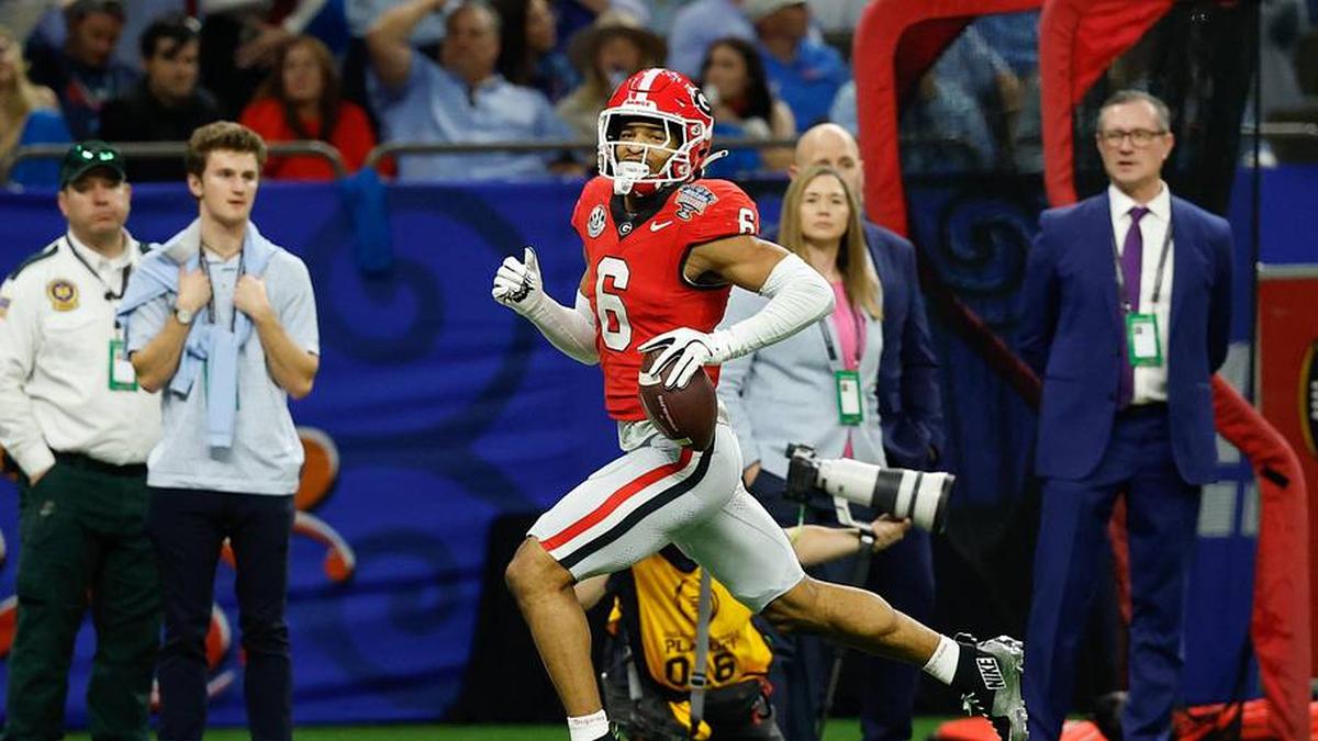  Jan 1, 2026; New Orleans, LA, USA; Georgia Bulldogs defensive back Daylen Everette (6) carries the ball for a touchdown after a fumble recovery against the Mississippi Rebels during the 2026 Sugar Bowl and quarterfinal game of the College Football Playoff at Caesars Superdome. Mandatory Credit: Geoff Burke-Imagn Images | Geoff Burke-Imagn Images 