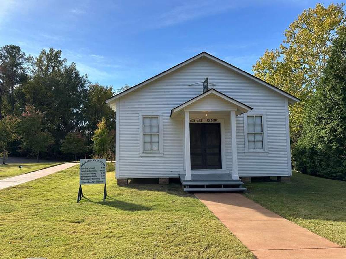  The historic Assembly of God church where Elvis first experienced gospel music. Photo credit: Robin O’Neal Smith 