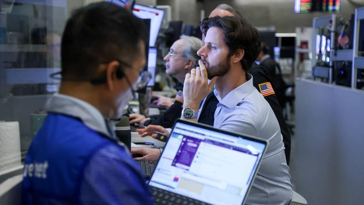  Strong corporate earnings are fueling Wall Street optimism as analysts push S&P 500 forecasts higher despite ongoing geopolitical uncertainty worldwide. 