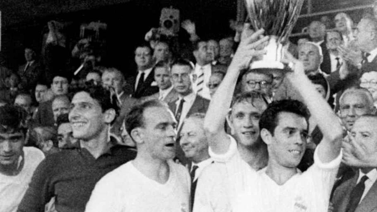  Santamaría represented both Spain and Uruguay at international level. | Photo by STAFF/AFP/Getty Images 