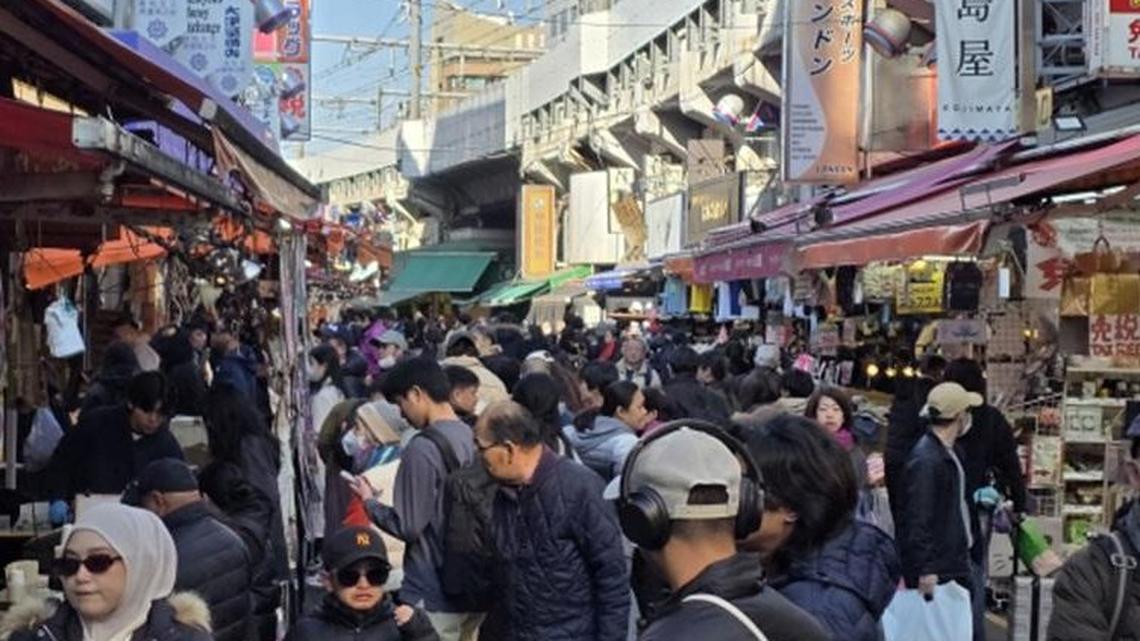 South Koreans top Japan visitors as China plunges 