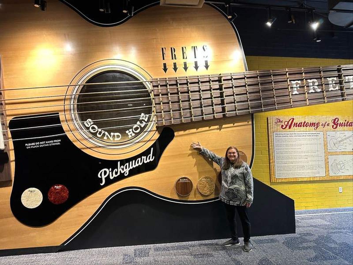  The author in front of the huge guitar at the Country Music Hall of Fame in Nashville. Photo credit: Robin O’Neal Smith 