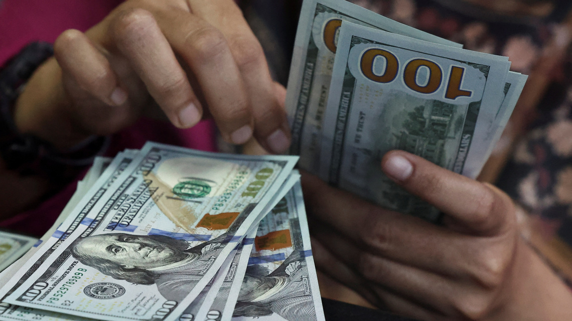 Dollar near two-week high as Warsh boosts rate-hike bets; yen slips past 160 