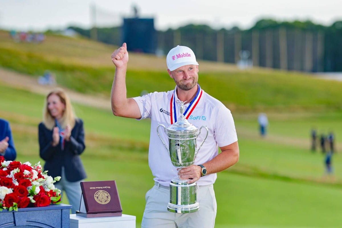  Wyndham Clark poses with the trophy at the ceremony during the final round of the 2026 U.S. Open at Shinnecock Hills Golf Club in Southampton, N.Y. on Sunday, June 21, 2026. (Jeff Haynes/USGA)