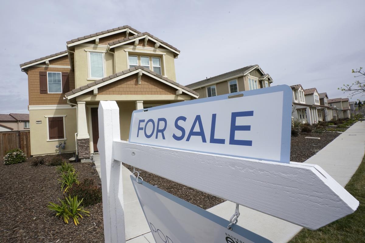 It seems that after years of troubles, American homebuyers are getting used to less-than-ideal conditions and adjusting their expectations to the new normal. A “for sale” sign is posted in front of a home in Sacramento, California, on March 3, 2022. SOURCE: Getty Images. 