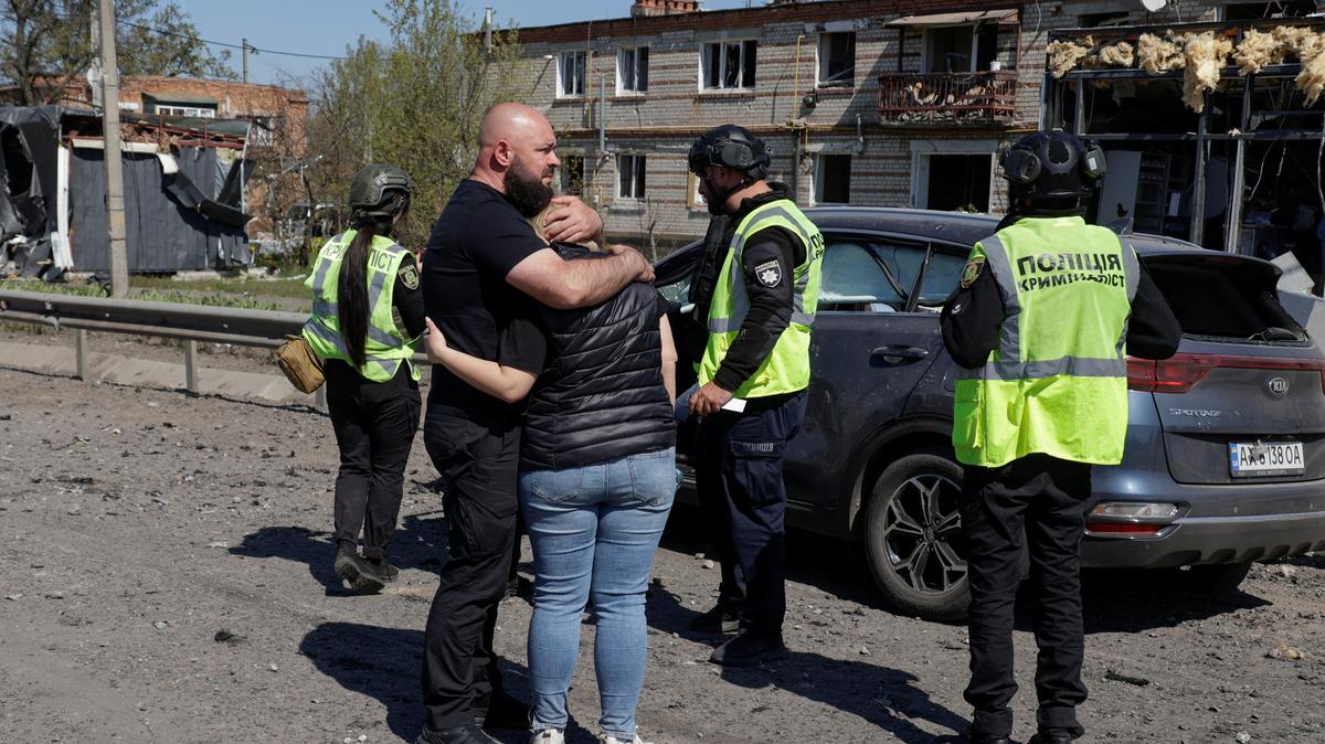 Residents react next to a car with the body of their relative inside who was killed by a Russian missile strike in the town of Merefa, amid Russia's attack on Ukraine, in Kharkiv region, Ukraine May 4, 2026. REUTERS/Sofiia Gatilova