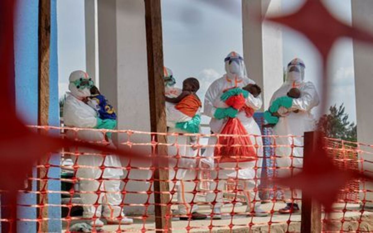 Congolese medical workers dressed in personal protective equipment (PPE) carry children tested and cleared off from Ebola from Saint Nicholas orphanage, at the Centre Medical Evangelique (CME) within the secured Ebola response zone, as aid agencies intensify efforts to contain the Ebola outbreak involving the Bundibugyo strain, in Hoho commune of Bunia town, Ituri province, Democratic Republic of Congo, June 9, 2026. REUTERS/Gradel Muyisa Mumbere