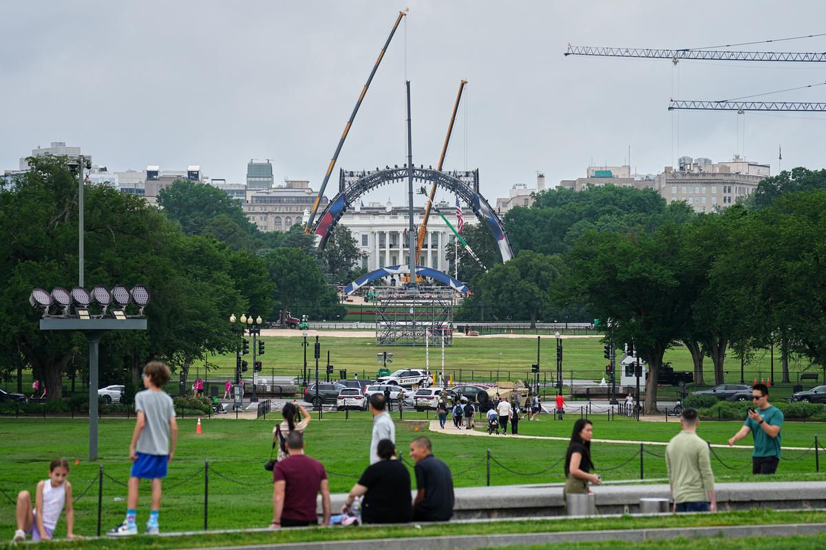  Workers construct a temporary UFC ring at the White House on May 27, 2026. 