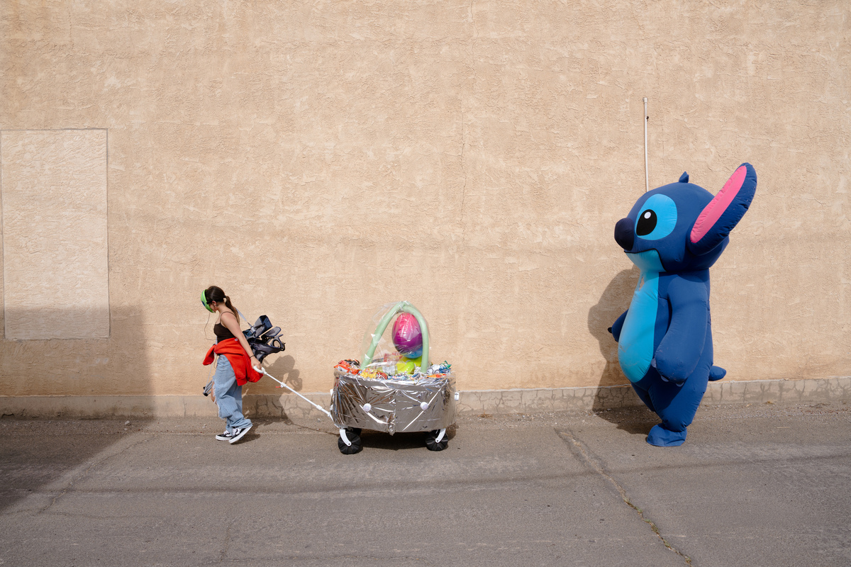 People in Roswell, N.M, on July 2, 2026 for the ufo festival. Downtown Roswell streetlights are painted to look like aliens and little green men stand sentry outside carwashes and banks, all a homage to the purported UFO crash in 1947 known as the Roswell Incident. (Paul Ratje/The New York Times)