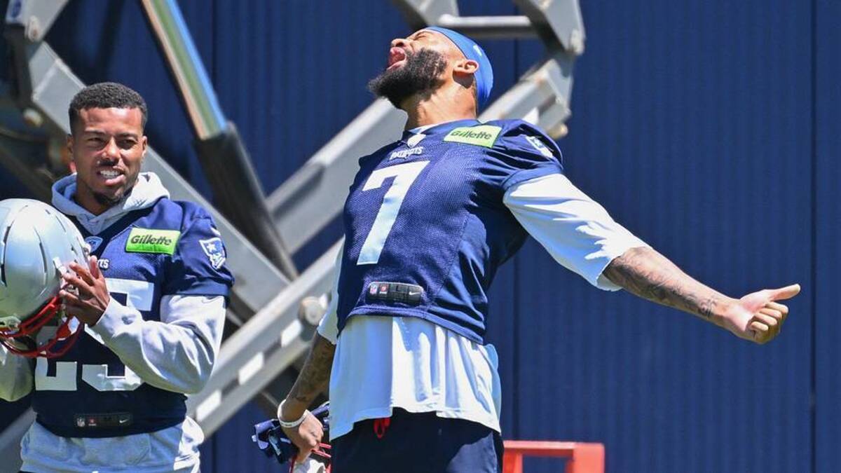  Jun 9, 2026; Foxborough, MA, USA; New England Patriots cornerback Carlton Davis III (7) arrives at the practice field for minicamp at Gillette Stadium. Mandatory Credit: Eric Canha-Imagn Images | Eric Canha-Imagn Images 