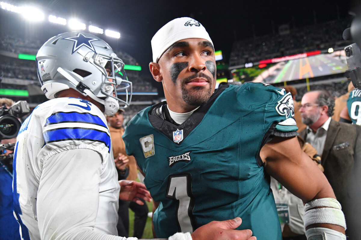  Dallas Cowboys quarterback Dak Prescott (4) and Philadelphia Eagles quarterback Jalen Hurts (1) © Eric Hartline-Imagn Images
