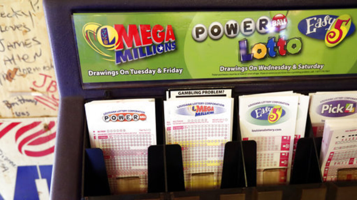 La imagen de archivo del martes 23 de octubre de 2018 muestra boletas de lotería en un mostrador de Louisiana Mega Millions, Powerball y otros juegos en The World Bar and Grill, en Delta, Luisiana.