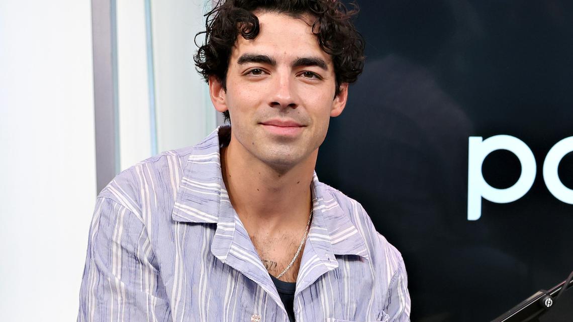 Joe Jonas Goes Instagram Official With His Girlfriend Tatiana Gabriela 