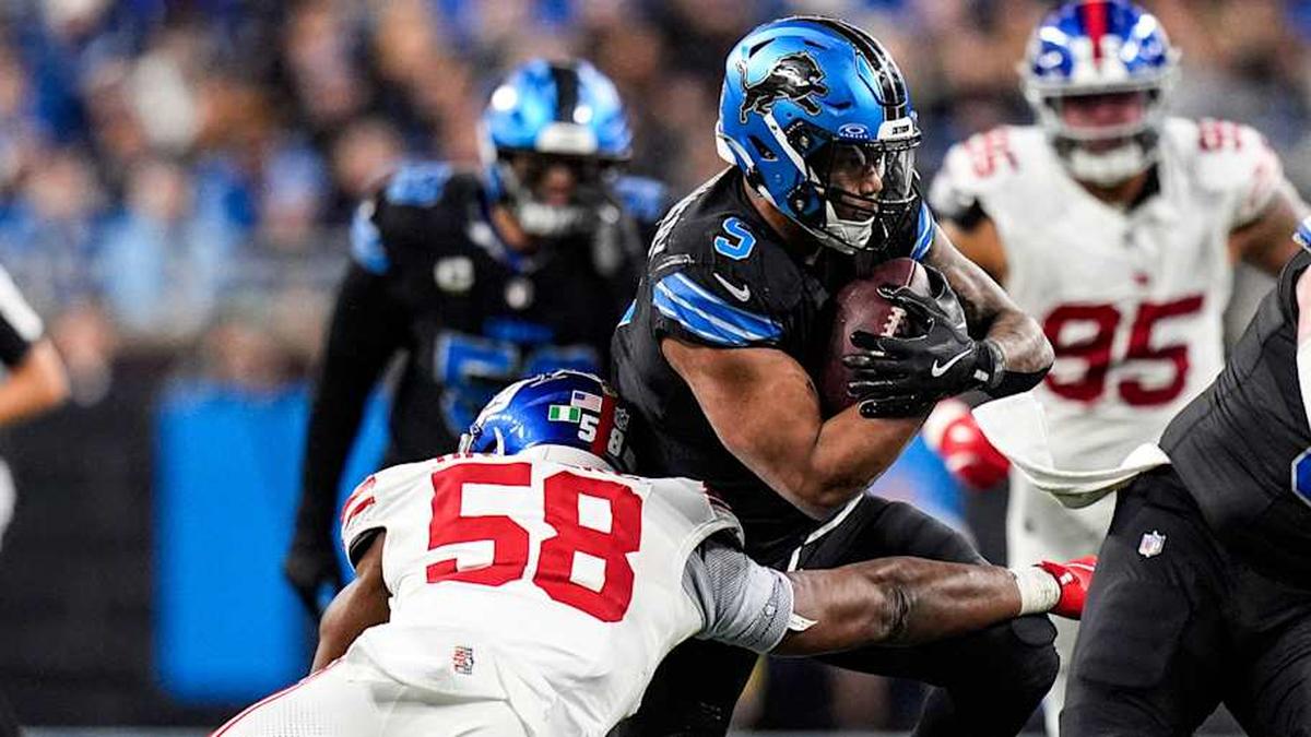  Detroit Lions running back David Montgomery (5) runs against New York Giants linebacker Bobby Okereke (58) during the second half at Ford Field in Detroit on Sunday, Nov. 23, 2025. | Junfu Han / USA TODAY NETWORK via Imagn Images 