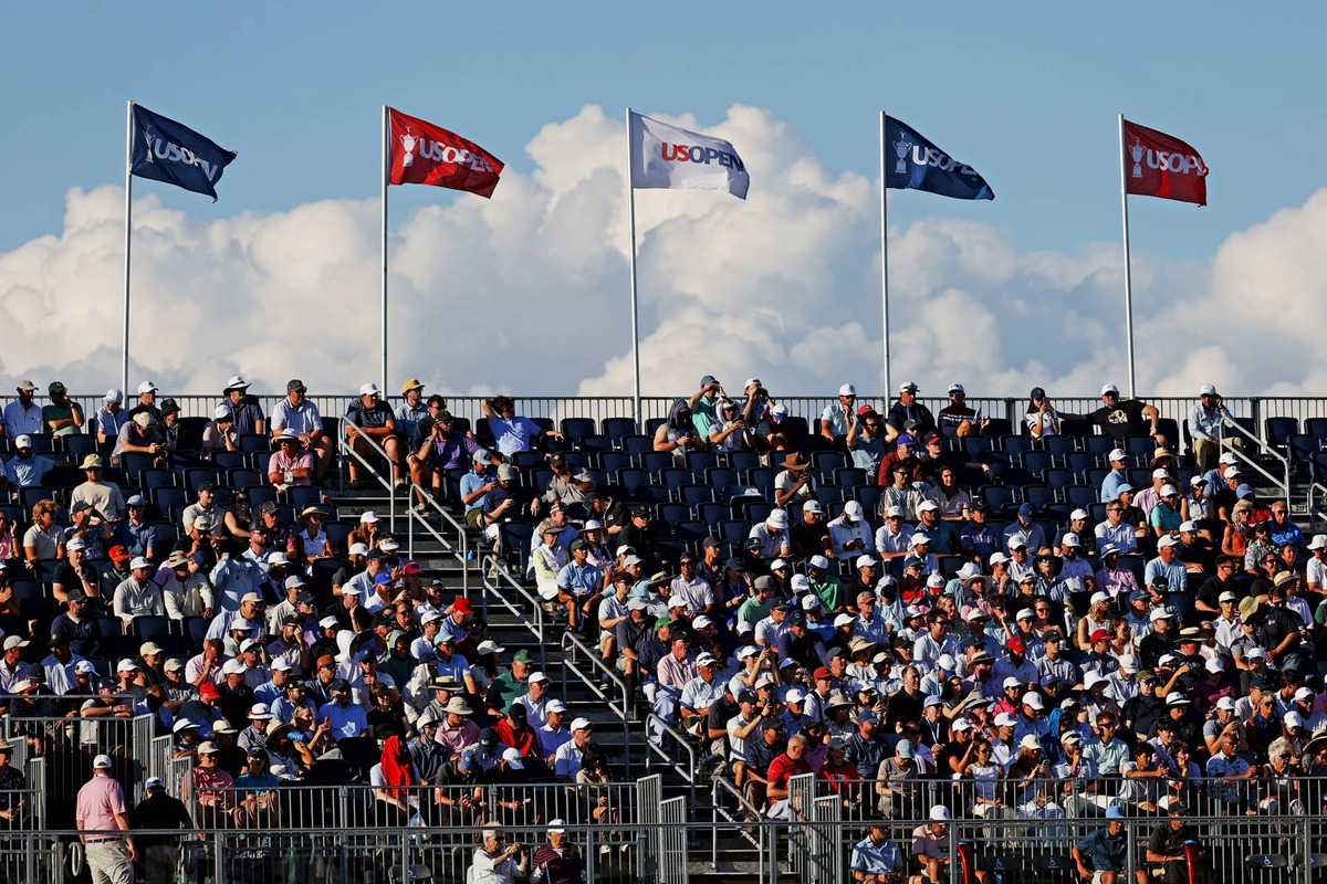  Jun 20, 2026; Southampton, New York, USA; Fans look on during the third round of the U.S. Open golf tournament at Shinnecock Hills Golf Club. Mandatory Credit: Pamela Smith-Imagn Images 
