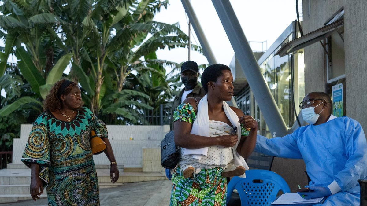 A Congolese health worker checks the temperature to screen a traveller at the Grande Barrier border following confirmation of an Ebola outbreak involving the Bundibugyo strain, at the border crossing point between Congo and Rwanda, in Goma, Democratic Republic of Congo May 18, 2026. REUTERS/Arlette Bashizi