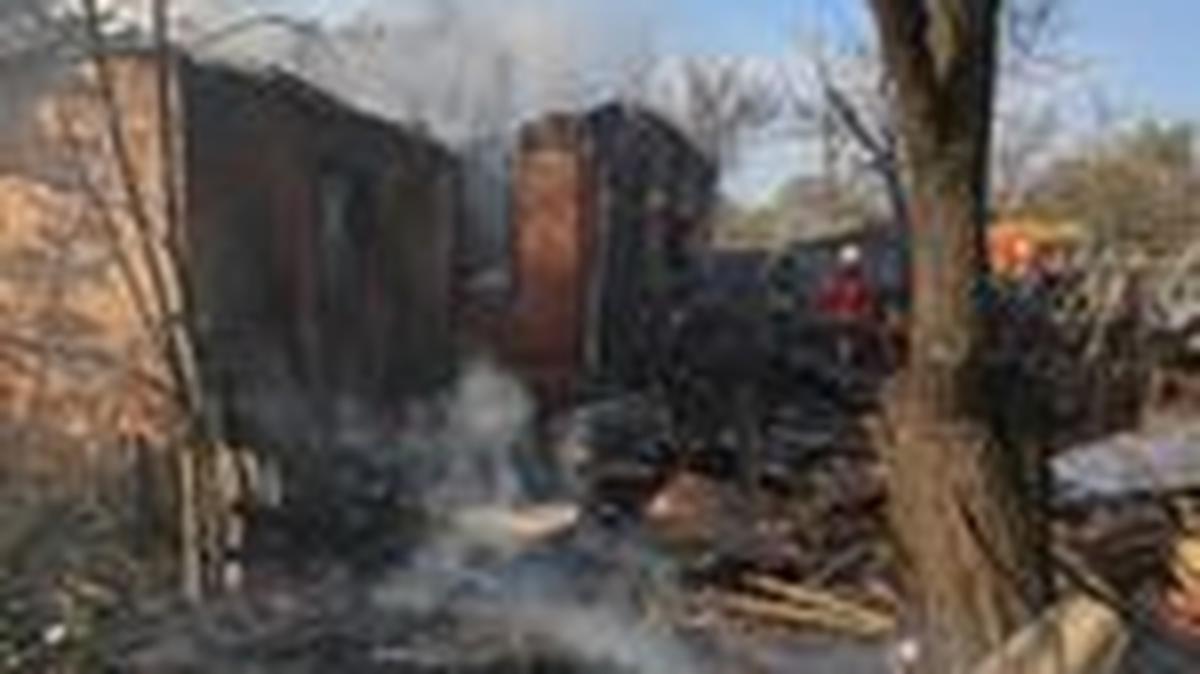 Rescuers work at the site of the private house hit by a Russian drone strike, amid Russia's attack on Ukraine, in Kharkiv, Ukraine May 6, 2026.  REUTERS/Vyacheslav Madiyevskyy
