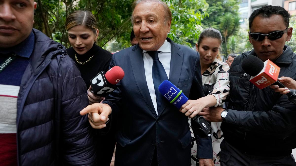 El candidato a la presidencia Rodolfo Hernández habla con los periodistas después de reunirse con Sergio Fajardo, excandidato presidencial, en Bogotá, Colombia, el jueves 2 de junio de 2022. Difícil de encasillar, Hernández ha sido comparado con políticos del continente como el exmandatario estadounidense Donald Trump. “Rodolfo es Rodolfo”, dice su estratega Ángel Becassino, quien hace cuatro años fue el asesor de campaña de su directo contendor, el izquierdista Gustavo Petro. (Foto AP/Fernando Vergara)
