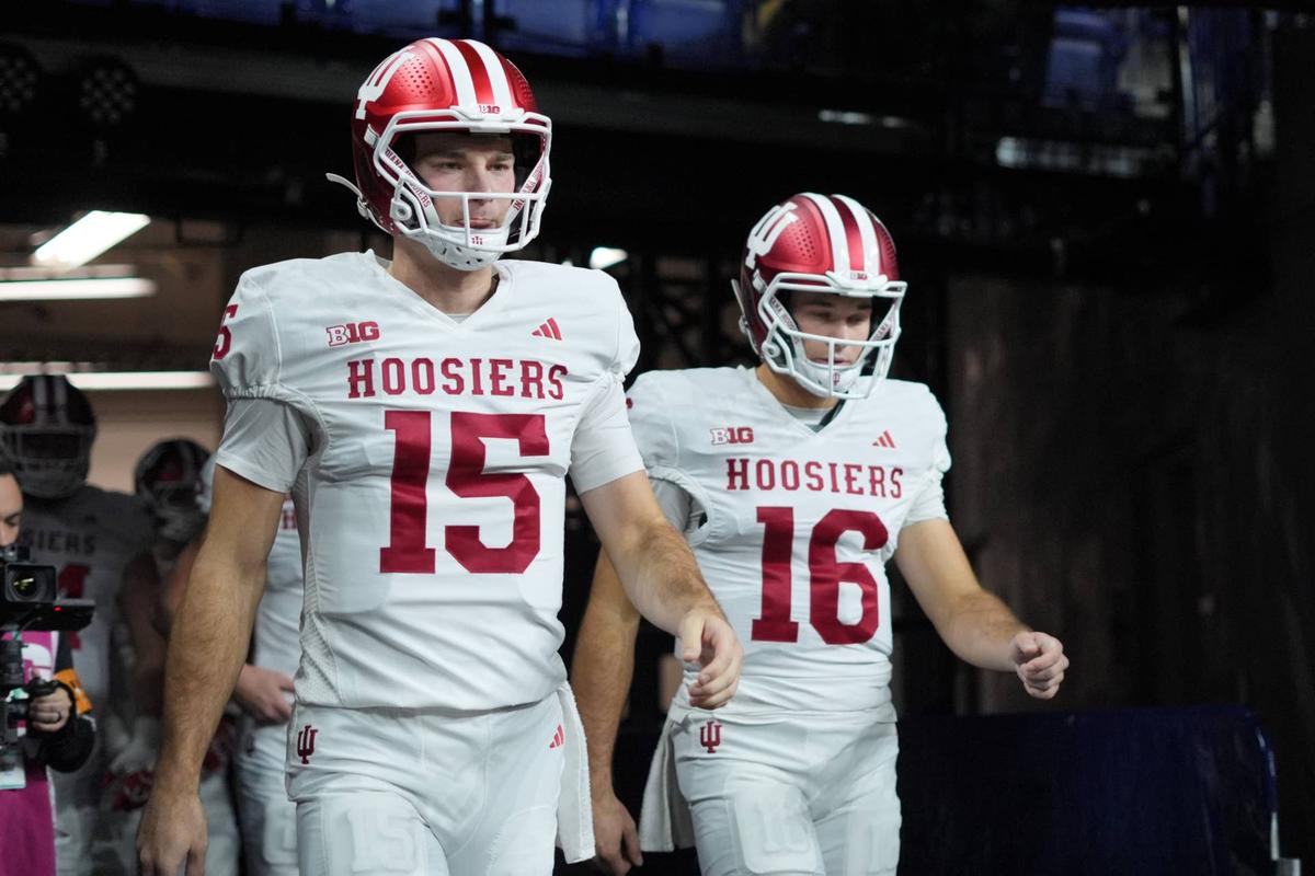  Former Indiana Hoosiers quarterbacks Fernando Mendoza (15) and Alberto Mendoza (16). Aaron Doster-Imagn Images