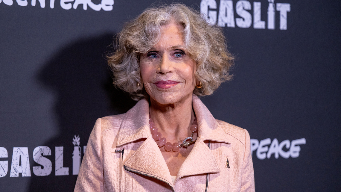 Jane Fonda's Comfy Pants Style Belongs in Your Fall-to-Winter Rotation 