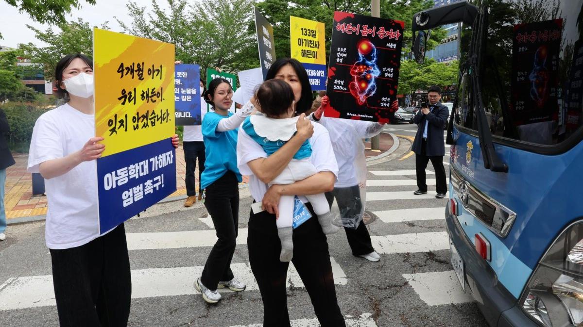 Demonstrators calling for heavy punishment against a woman on trial for murdering her four-month-old son block an inmate bus carrying the woman near Gwangju District Court in Suncheon on Thursday. Photo by Yonhap