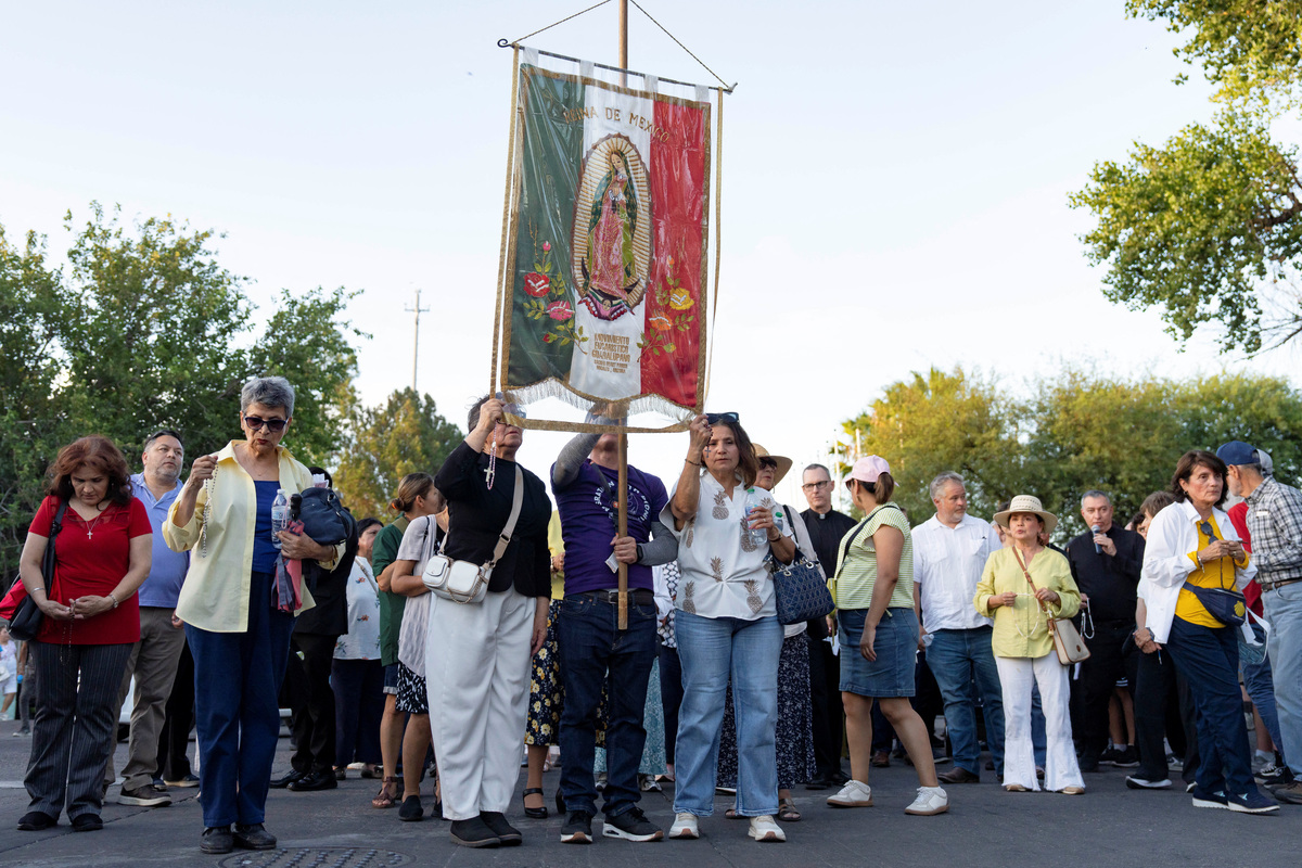 Congregants process through downtown Nogales during Border Mass 250 in Nogales, Sonora, Mexico June 26, 2026.  REUTERS/Rebecca Noble