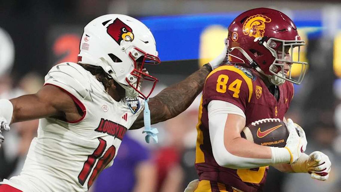  Dec 27, 2023; San Diego, CA, USA; Southern California Trojans tight end Carson Tabaracci (84) is pursued by Louisville Cardinals defensive back Benjamin Perry (10) during the Holiday Bowl at Petco Park. Mandatory Credit: Kirby Lee-Imagn Images | Kirby Lee-Imagn Images 