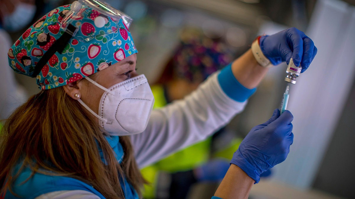 Una trabajadora del sector salud administra una vacuna de AstraZeneca contra el COVID-19, el 25 de febrero de 2021 en el Estadio Wanda Metropolitano de Madrid, España.