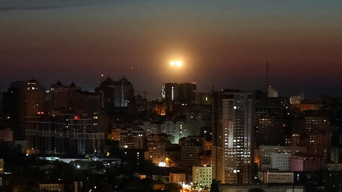 Explosions over the city as Ukrainian servicemen hit a Russian drone during a Russian drone strike, amid Russia's attack on Ukraine, in Kyiv, Ukraine. REUTERS/Gleb Garanich