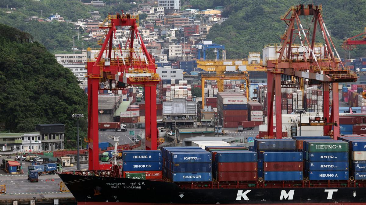 FILE PHOTO: A container ship is docked at Keelung Port in Keelung, Taiwan April 19, 2026.  REUTERS/Edgar Su/File Photo