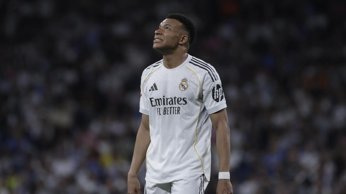 El delantero francés del Real Madrid Kylian Mbappé, durante el partido disputado por su equipo frente al Girona el pasado viernes 10 de abril. EFE/ Juanjo Martin
