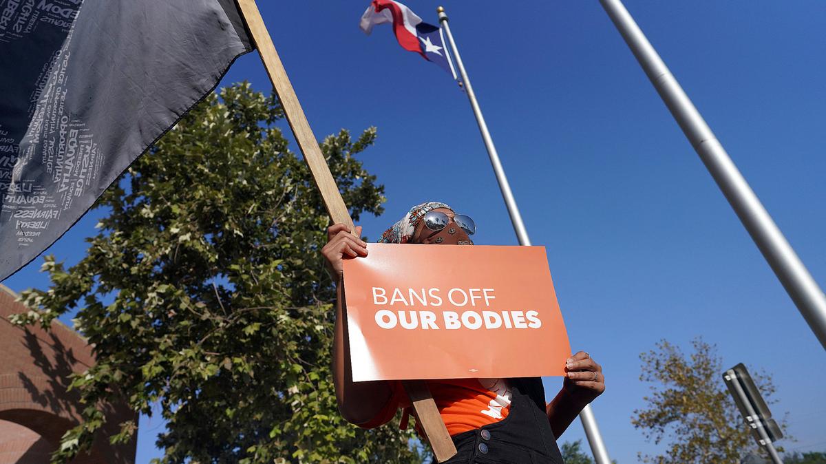 Rachel Hernandez protesta contra la nueva ley antiaborto frente al Ayuntamiento de Edinburg, en Texas, el miércoles 1 de septiembre de 2021. (Joel Martinez/The Monitor vía AP)