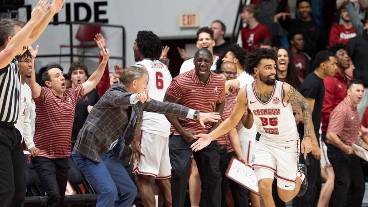  Feb 18, 2026; Tuscaloosa, AL, USA; Alabama head coach Nate Oats gives a congratulatory five to Alabama guard Houston Mallette (95) after Mallette hit a key three pointer in the second overtime against Arkansas at Coleman Coliseum. Alabama defeated Arkansas 117-115 in double overtime. | Gary Cosby Jr.-Tuscaloosa News / USA TODAY NETWORK via Imagn Images 