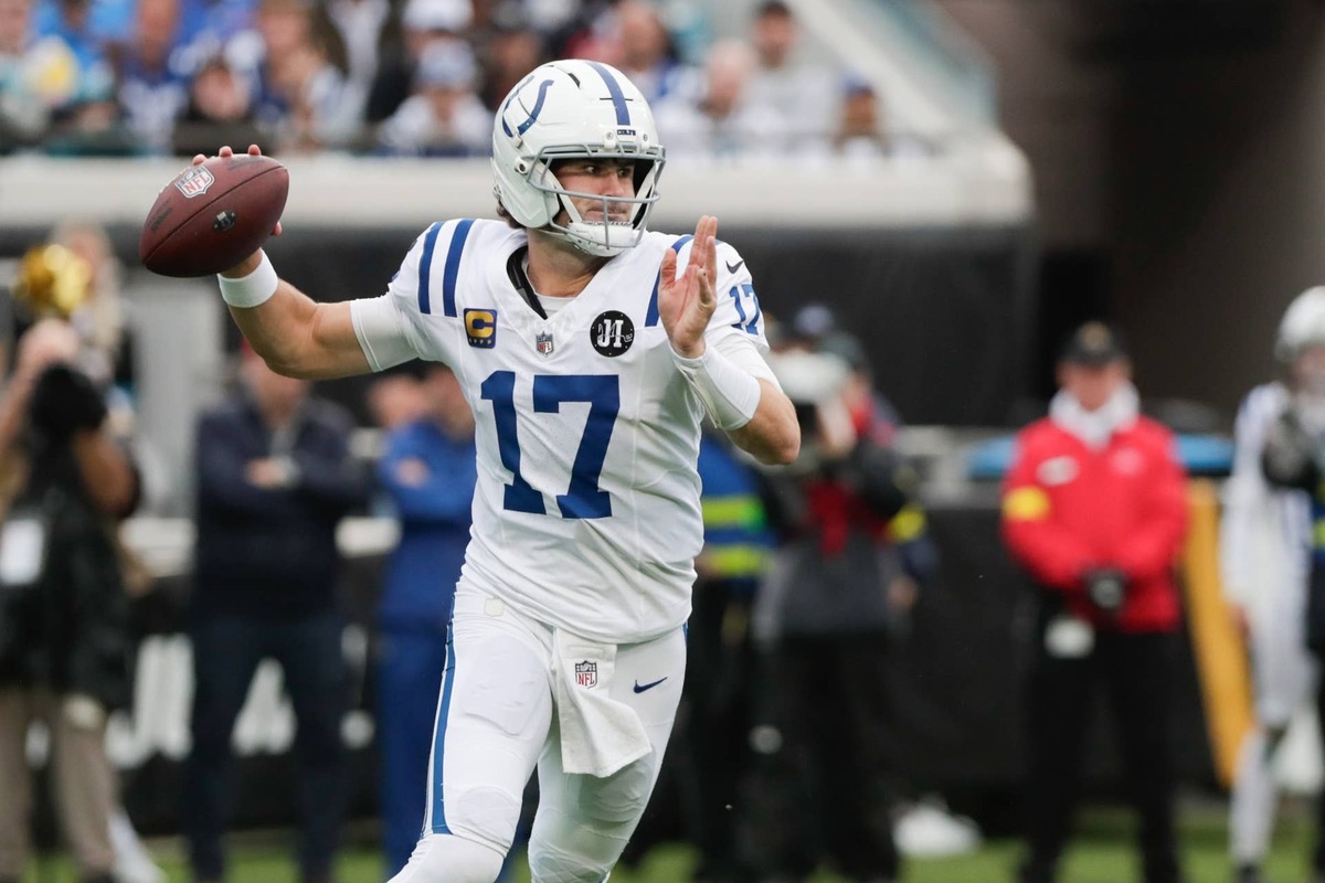  Indianapolis Colts quarterback Daniel Jones (17) looks to throw downfield against the Jacksonville Jaguars during the first half at EverBank Stadium. Travis Register-Imagn Images