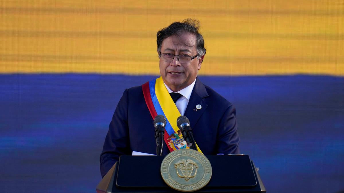 El presidente Gustavo Petro habla después de prestar juramento en Bogotá, Colombia, el domingo 7 de agosto de 2022. (AP Foto/Fernando Vergara)