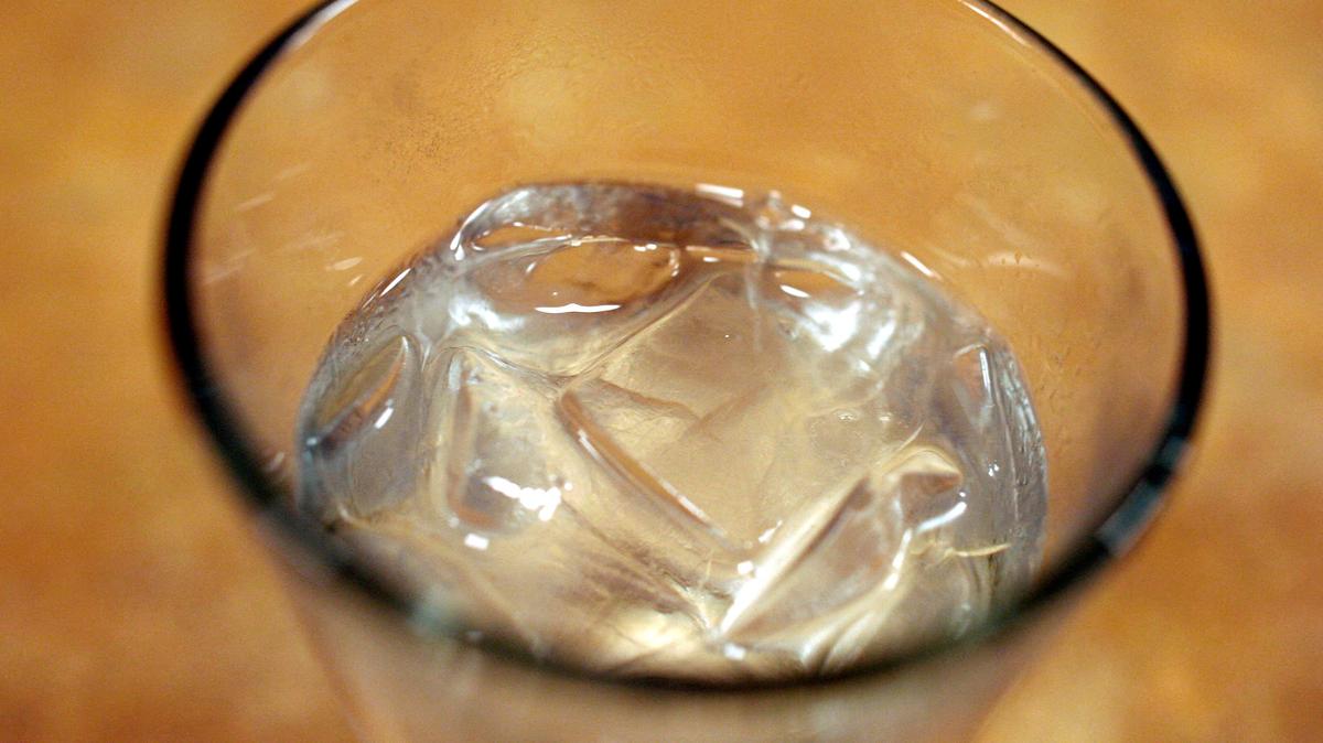 A glass of tap water is served at a restaurant in New York June 10, 2009. Picture taken June 10, 2009. REUTERS/Shannon Stapleton