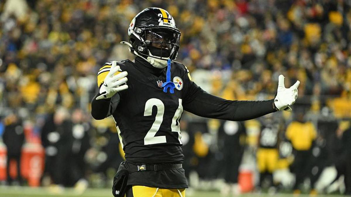 Nov 30, 2025; Pittsburgh, Pennsylvania, USA; Pittsburgh Steelers cornerback Joey Porter Jr. (24) reacts against the Buffalo Bills during the second half at Acrisure Stadium. Mandatory Credit: Barry Reeger-Imagn Images | Barry Reeger-Imagn Images 