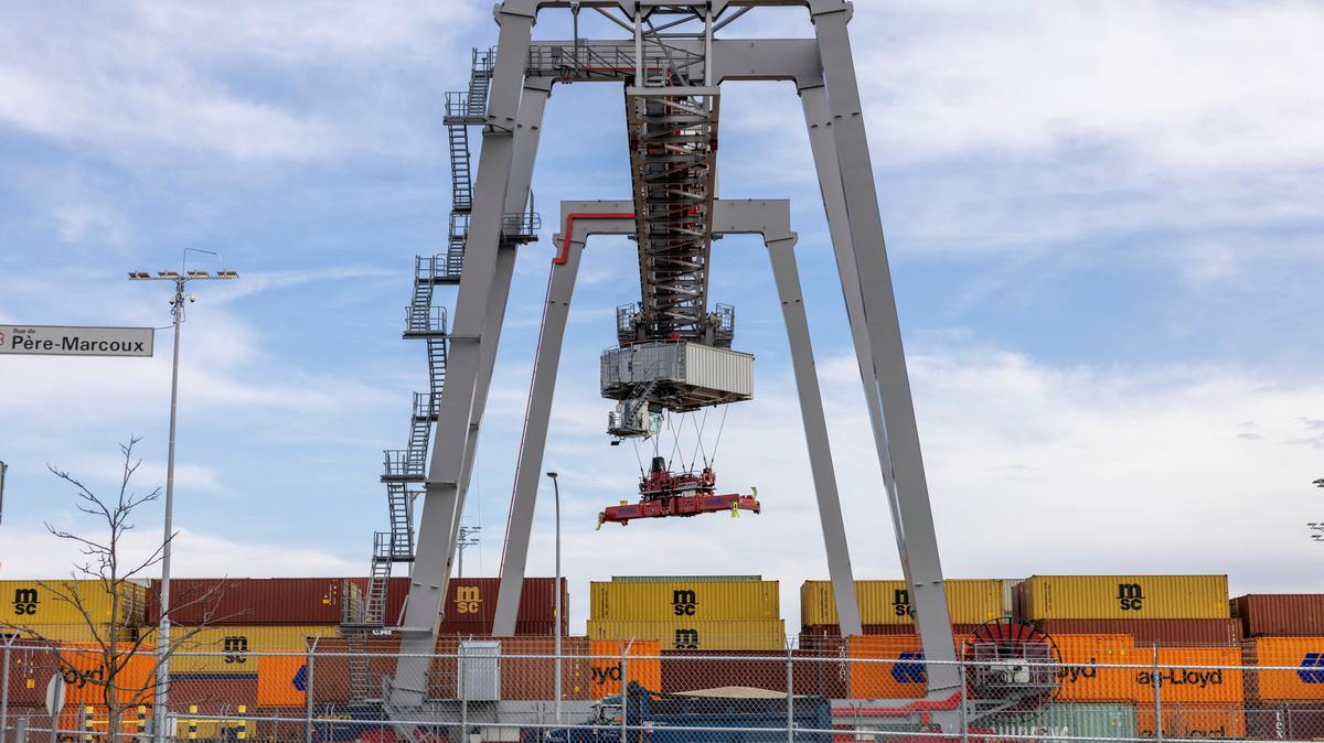 FILE PHOTO: Cranes and shipping containers are seen at the Port of Montreal in Montreal, Quebec, Canada April 14, 2025. REUTERS/Carlos Osorio/File Photo