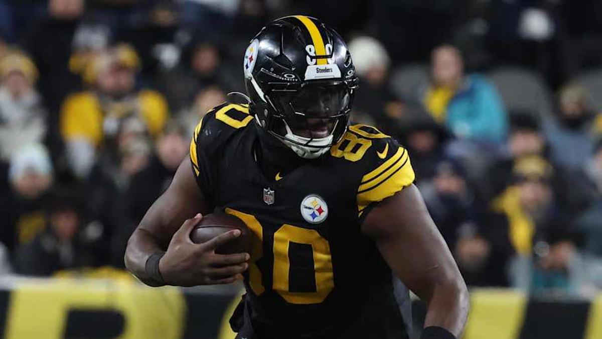  Dec 15, 2025; Pittsburgh, Pennsylvania, USA; Pittsburgh Steelers tight end Darnell Washington (80) runs with the ball in the second quarter against the Miami Dolphins at Acrisure Stadium. Mandatory Credit: Charles LeClaire-Imagn Images | Charles LeClaire-Imagn Images 
