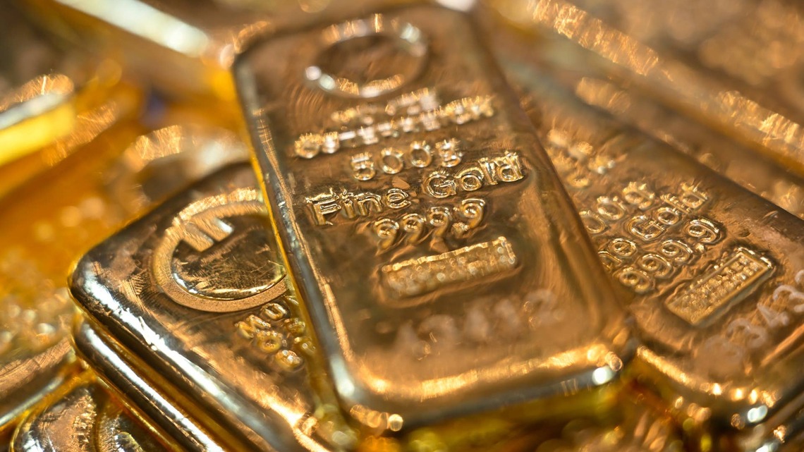 Wells Fargo resets gold price target amid rate concern