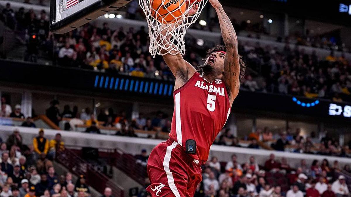  Alabama forward Amari Allen (5) dunks against Michigan during the first half of NCAA Tournament Sweet 16 round at United Center in Chicago on Friday, March 27, 2026. | Junfu Han / USA TODAY NETWORK via Imagn Images 