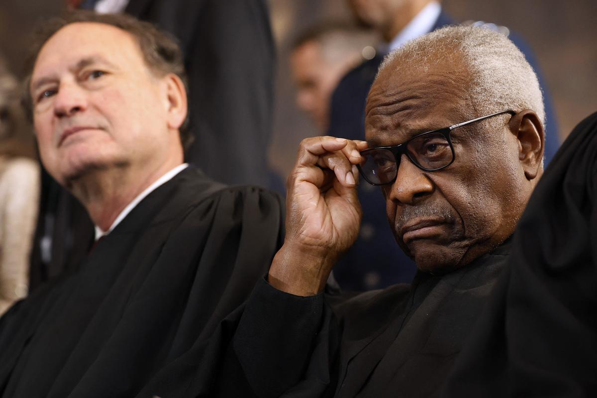  U.S. Supreme Court Associate Justices Samuel Alito, left, and Clarence Thomas wait for their opportunity to leave the stage at the conclusion of the inauguration ceremonies in the rotunda of the U.S. Capitol on January 20, 2025, in Washington. (Photo by Chip Somodevilla/POOL/AFP via Getty Images) 