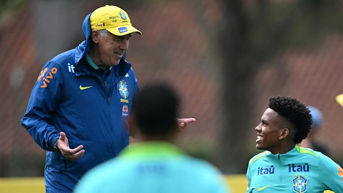  Carlo Ancelotti (left) is a big fan of Estêvão. | Mauro PIMENTEL/AFP/Getty Images 