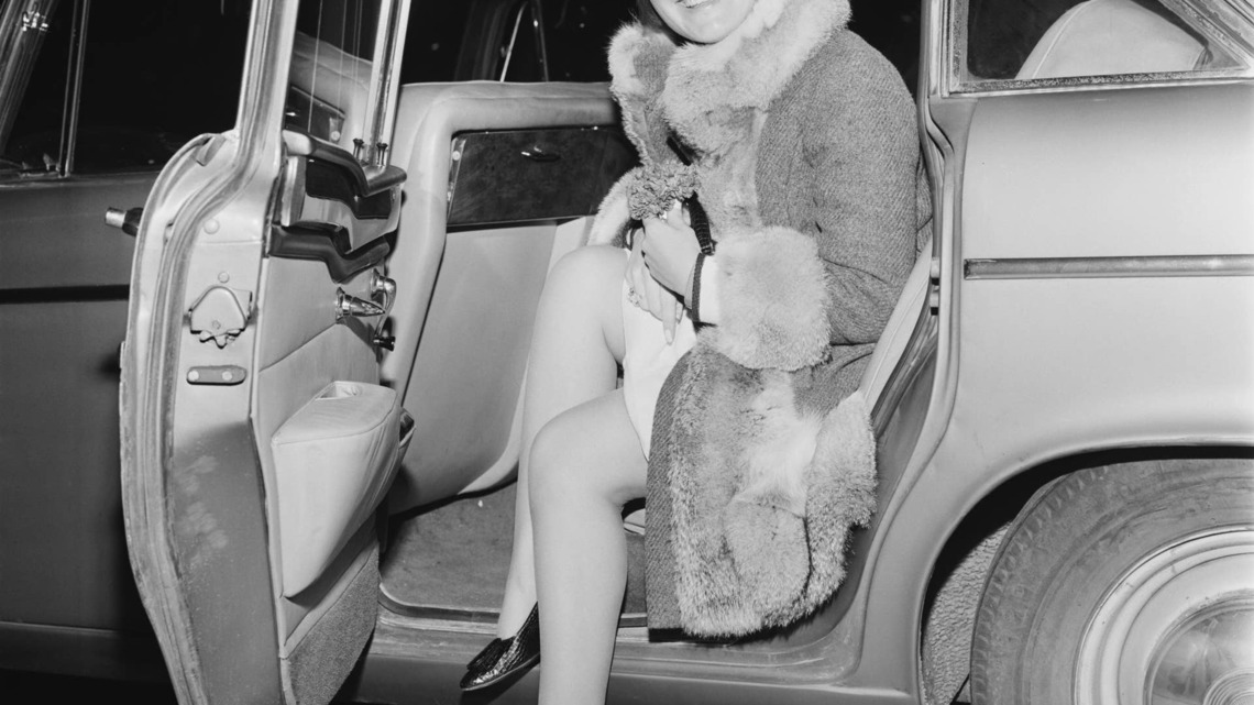 'First Lady of Latin Crossover' Who Sang for 5 U.S. Presidents and the Queen Elizabeth II Turns 86 