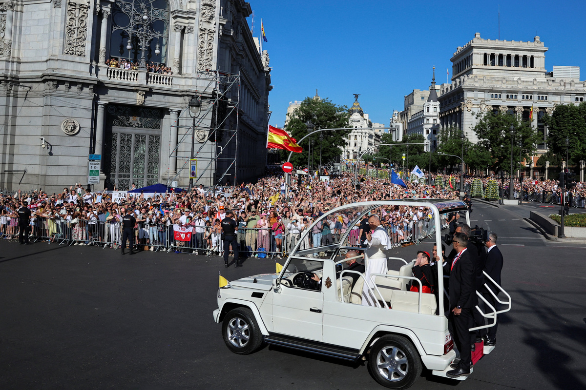 Pope Leo XIV waves to the faithful from the popemobile ahead of a Holy Mass at Plaza de Cibeles, during his seven day apostolic journey to Spain, Madrid, June 7, 2026. REUTERS/Yara Nardi