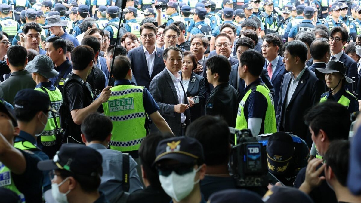 Members of a parliamentary committee attempt to enter the Olympic Park Handball Gymnasium in southern Seoul on Thursday to investigate ballot shortages in the June 3 local elections. Photo by Yonhap