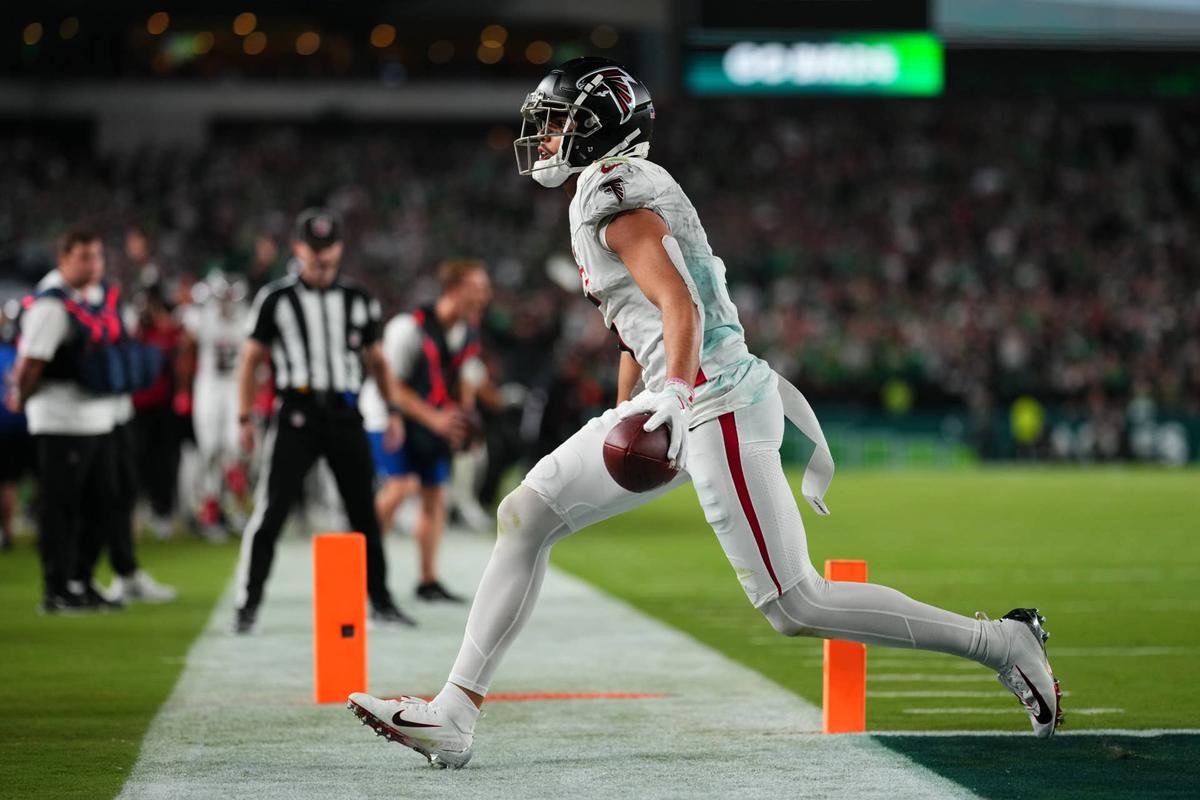  PHILADELPHIA, PA - SEPTEMBER 16: Drake London #5 of the Atlanta Falcons celebrates after scoring a touchdown against the Philadelphia Eagles during a football game at Lincoln Financial Field on September 16, 2024 in Philadelphia, Pennsylvania. (Photo by Cooper Neill/Getty Images) 
