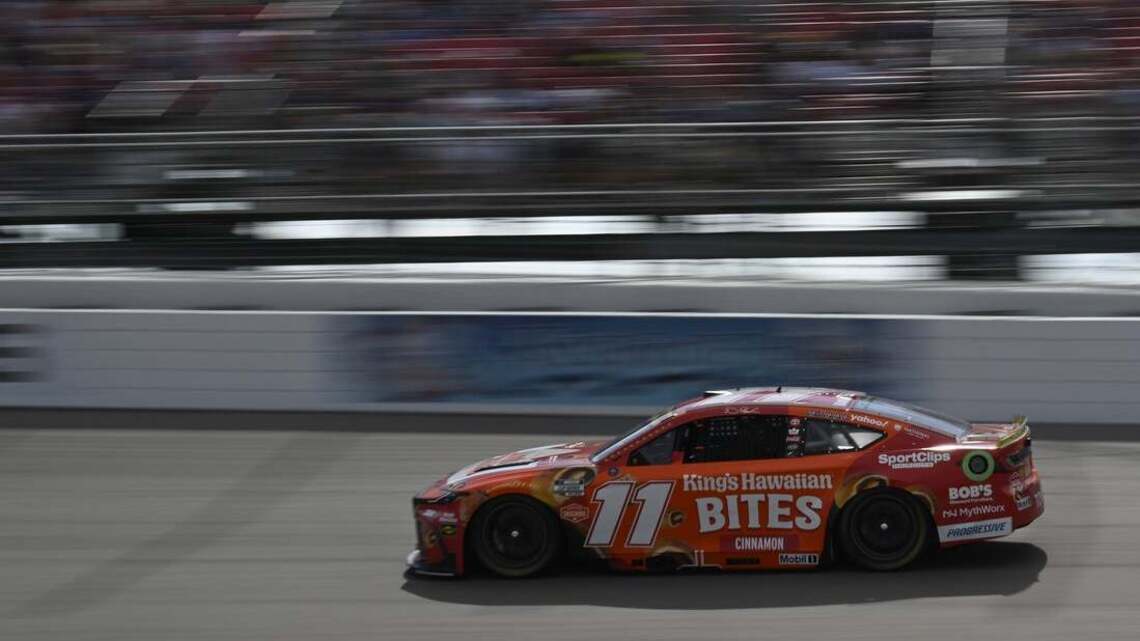 Denny Hamlin wins Las Vegas pole position