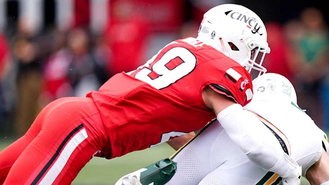  Cincinnati Bearcats linebacker Jack Dingle (49) tackles Baylor Bears quarterback Sawyer Robertson (13) in the first quarter of a NCAA men's football game between the Cincinnati Bearcats and Baylor Bears, Saturday, Oct. 25, 2025, at Nippert Stadium in Cincinnati. | Frank Bowen IV/The Enquirer / USA TODAY NETWORK via Imagn Images 