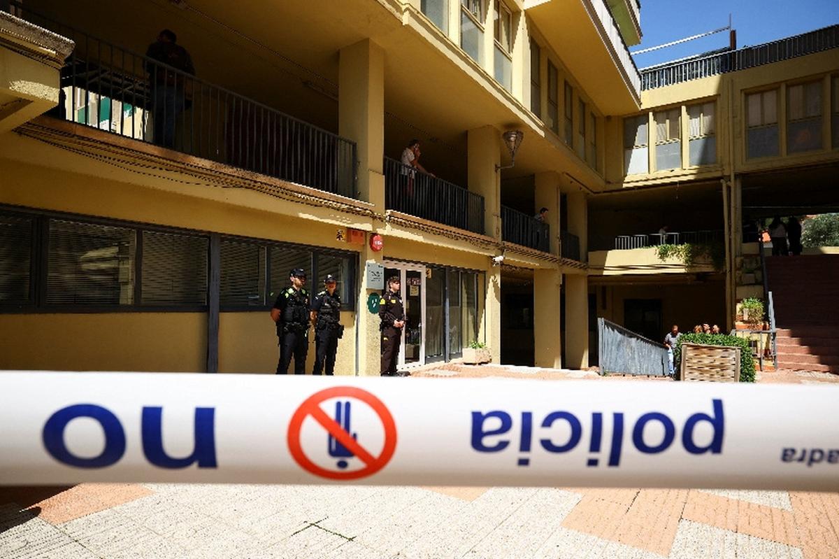 Police stand guard outside the court where Jonathan Andic, the son of the founder of the Mango fashion group, Isak Andic, is expected to be questioned after being detained in an investigation of the death of his father, who was killed in a fall from a cliff near Barcelona in December 2024, in Martorell, Spain, May 19, 2026. REUTERS/Albert Gea